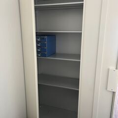 「オフィスデスク+３段引出+チェア」各３セットと「オフィス書庫（観音扉）」１個の画像