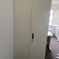 「オフィスデスク+３段引出+チェア」各３セットと「オフィス書庫（観音扉）」１個の画像