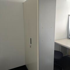 「オフィスデスク+３段引出+チェア」各３セットと「オフィス書庫（観音扉）」１個の画像