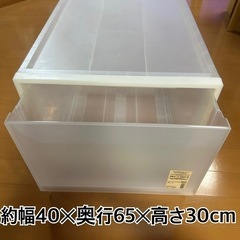 折り畳みイス 無印良品とそれ以外のクリアケース 衣装ケース 引出式の画像