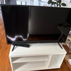 Hisense32インチテレビとテレビ台の画像