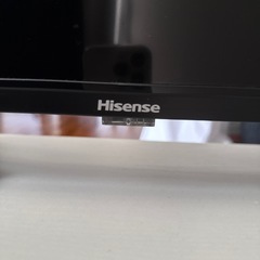 Hisense32インチテレビとテレビ台の画像