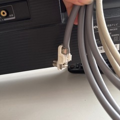 Hisense32インチテレビとテレビ台の画像