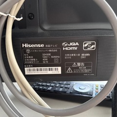 Hisense32インチテレビとテレビ台の画像