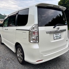 ヴォクシー特別仕様『ZS煌（きらめき）』Ⅱ⭐︎スマートエントリープッシュスタート⭐︎両側パワースライド⭐︎ナビ⭐︎フルセグTV（DVD再生）⭐︎バックカメラ⭐︎前後ドライブレコーダー⭐︎後席フィリップダウンモニター⭐︎純正アルミ⭐︎車検付きの画像