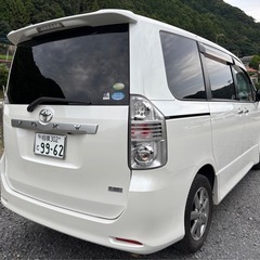 ヴォクシー特別仕様『ZS煌（きらめき）』Ⅱ⭐︎スマートエントリープッシュスタート⭐︎両側パワースライド⭐︎ナビ⭐︎フルセグTV（DVD再生）⭐︎バックカメラ⭐︎前後ドライブレコーダー⭐︎後席フィリップダウンモニター⭐︎純正アルミ⭐︎車検付きの画像
