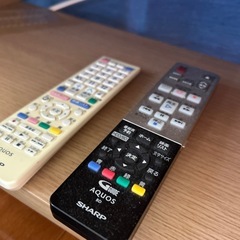 テレビ、録画機、棚、リモコンの画像
