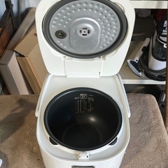 アイリスオーヤマ　炊飯器　炊飯ジャー　ＩＨジャー　５合炊き　極厚火釜　ホワイト　２０１８年製　ＥＲＣ－ＩＢ５０－Ｗの画像