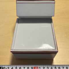 【陶器の重箱　小　２段　約11センチ角　白に赤い縁取り】の画像
