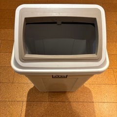 台車、掃除機、ゴミ箱の画像