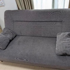 グレー 2人掛けソファ クッション付きの画像