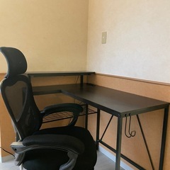 机とオフィスの椅子の画像