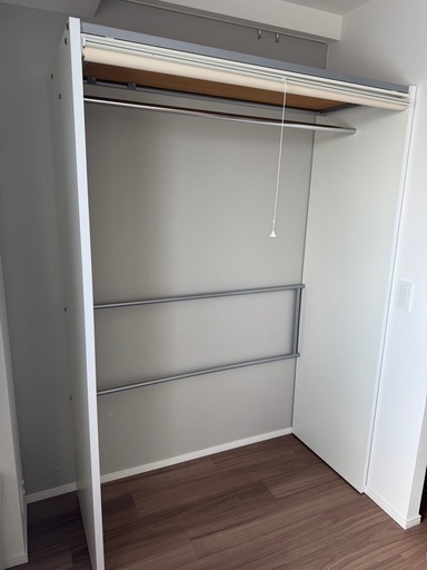 ロールスクリーン付きハンガーラック