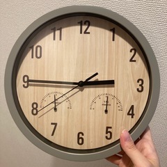 椅子　机　時計の画像