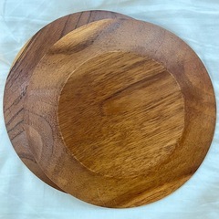 深皿(24cm) 3枚と、木のプレート(20cm) 2枚　5点セットの画像