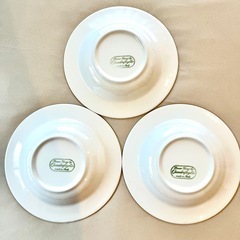 深皿(24cm) 3枚と、木のプレート(20cm) 2枚　5点セットの画像