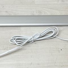 【中古品】オーム電機 2022年製 アルミバーライト 多目的灯 スリムタイプ 照明器具の画像