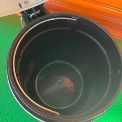 ペダル式ゴミ箱の画像