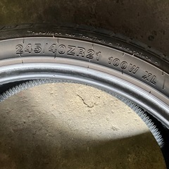 中古タイヤ　2本　WINRUN 245/40R21 2024年製の画像