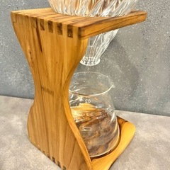 木製ドリップスタンドとガラスビーカーの画像