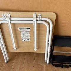 ローテーブルと折りたたみ椅子のセットの画像