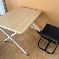 ローテーブルと折りたたみ椅子のセットの画像