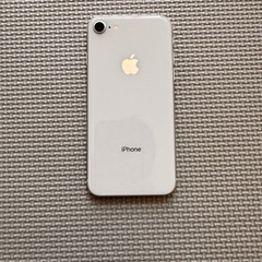iPhone 8 ホワイト　64GB 携帯電話本体の画像