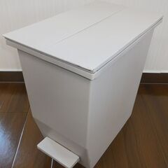 [直接引取限定]ペダル付ゴミ箱 2個セット 39の画像