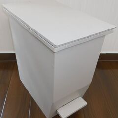 [直接引取限定]ペダル付ゴミ箱 2個セット 39の画像