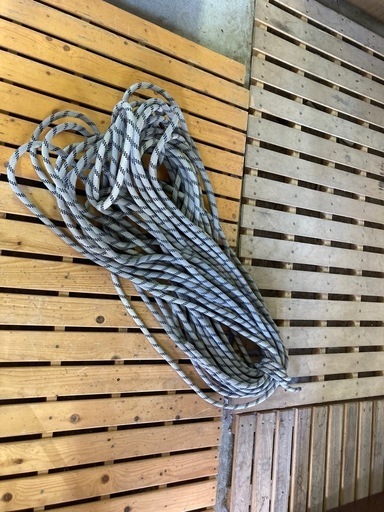 長いロープです。