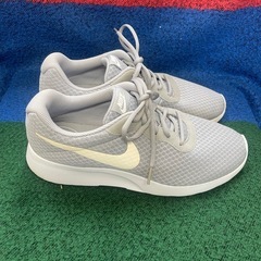 ナイキシューズ　スポーツ　灰色　 NIKE  ナイキ　　ランニングシューズ　の画像