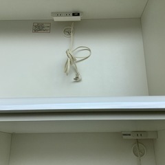 【リサイクルサービス八光】幅120㎝　エナメルホワイト　2口コンセント付き食器棚の画像