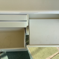 【リサイクルサービス八光】幅120㎝　エナメルホワイト　2口コンセント付き食器棚の画像