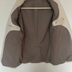 羽織るだけで引き締まるホワイトのジャケット🧥の画像
