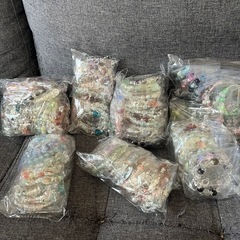 ガラスビーズ、ブレスレット、アクリルパーツ(大量)決まりましたの画像