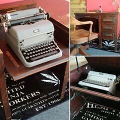 AMERICAN VINTAGE
タイプライター付き ウッドデスク
3drawer デスク（勉強机）
#店舗什器
#アンティーク
#アメリカンヴィンテージの画像