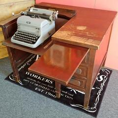 AMERICAN VINTAGE
タイプライター付き ウッドデスク
3drawer デスク（勉強机）
#店舗什器
#アンティーク
#アメリカンヴィンテージの画像