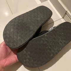 中古 UGG サンダル 黒 24cm相当の画像