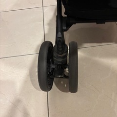 コンビ　ベビーカー　右後輪たわみありの画像