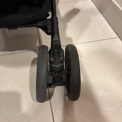 コンビ　ベビーカー　右後輪たわみありの画像