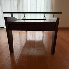 ガラストップのローテーブルの画像