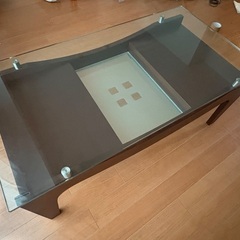 ガラストップのローテーブルの画像