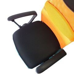 【自社配送は札幌市内限定】タンスのゲン 肘付きメッシュオフィスチェア オレンジ系 幅660mm×奥行660mm×高さ1070mm～1140mmの画像