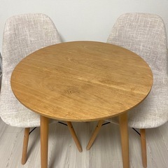テーブルと椅子2脚セットの画像