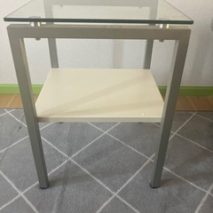 小さめのガラステーブルの画像