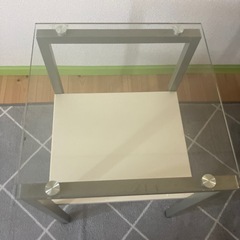小さめのガラステーブルの画像