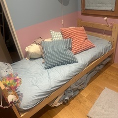 二つに分けられる子供用二段ベッド、マットレス一式　の画像