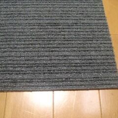 日本製タイルカーペット１枚１３０円＜１５９３＞・在庫１３枚・訳あり品・未使用品の画像
