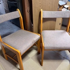 木製のダイニングテーブルの画像