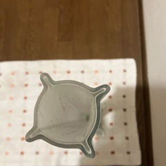 かなり長いガラス製の花瓶の画像